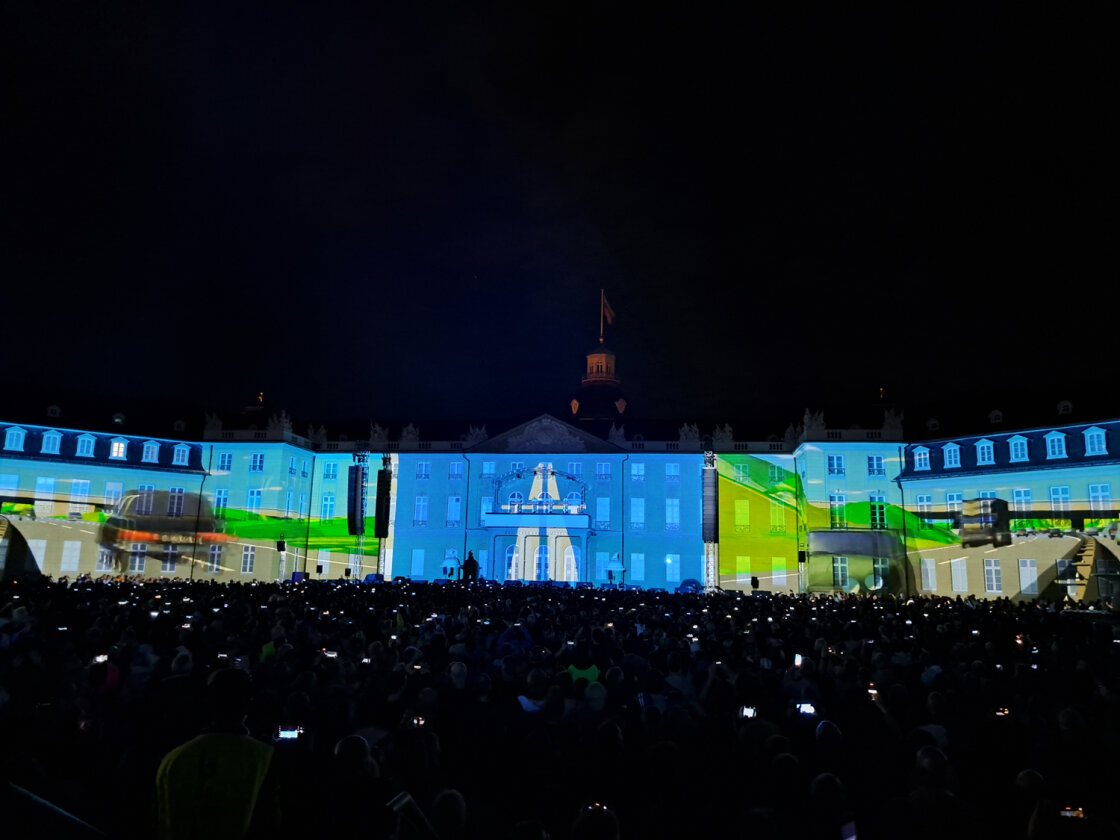 Spektakuläre Show vor dem Karlsruher Schloss beim einzigen Deutschland-Konzert in diesem Jahr. – Kraftwerk.