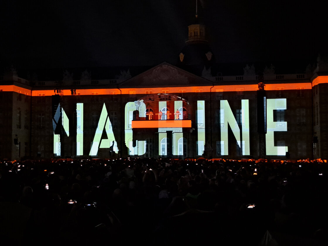 Spektakuläre Show vor dem Karlsruher Schloss beim einzigen Deutschland-Konzert in diesem Jahr. – Kraftwerk.