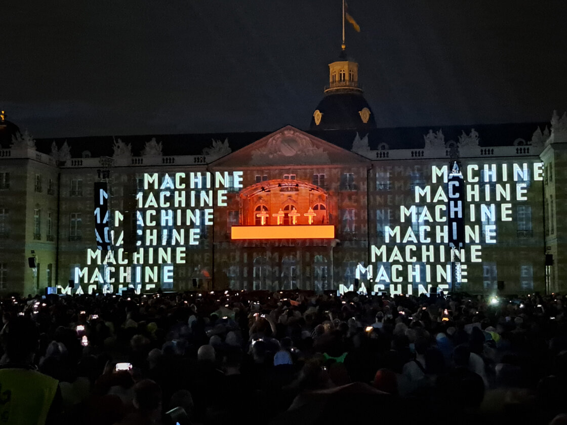 Spektakuläre Show vor dem Karlsruher Schloss beim einzigen Deutschland-Konzert in diesem Jahr. – Kraftwerk.