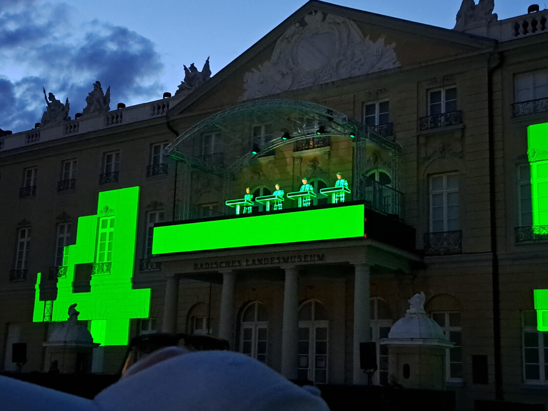 Spektakuläre Show vor dem Karlsruher Schloss beim einzigen Deutschland-Konzert in diesem Jahr. – Kraftwerk.