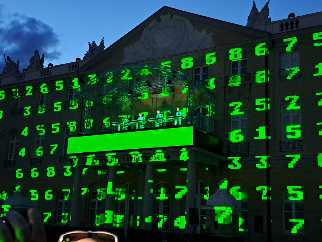 Spektakuläre Show vor dem Karlsruher Schloss beim einzigen Deutschland-Konzert in diesem Jahr. – Kraftwerk.