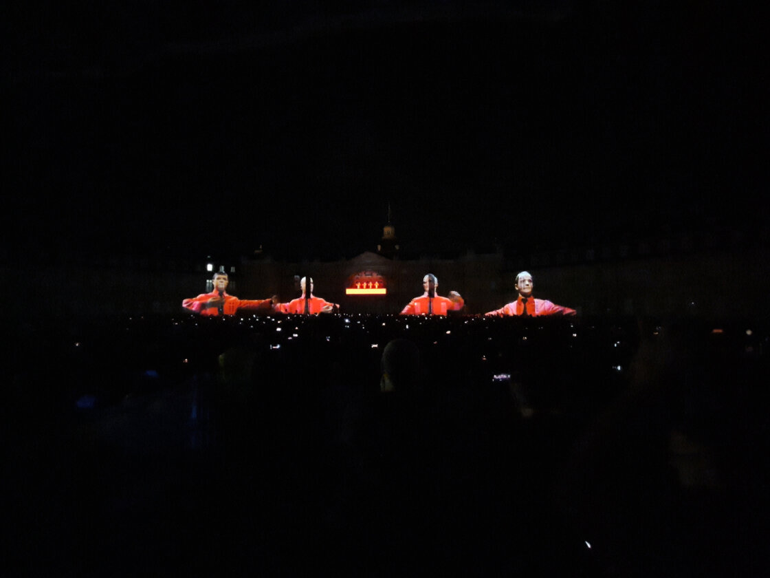 Kraftwerk – Spektakuläre Show vor dem Karlsruher Schloss beim einzigen Deutschland-Konzert in diesem Jahr. – ...die Roboter.
