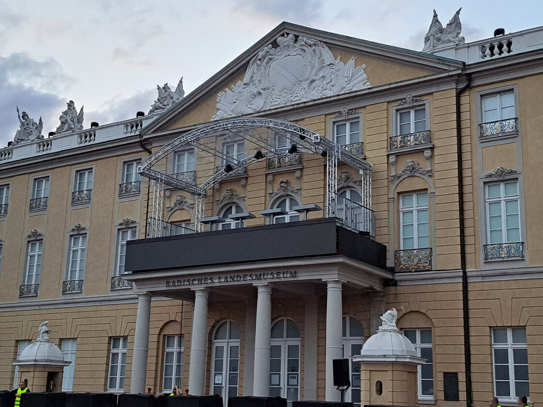 Kraftwerk – Spektakuläre Show vor dem Karlsruher Schloss beim einzigen Deutschland-Konzert in diesem Jahr. – Vor dem Karlsruher Schloss.