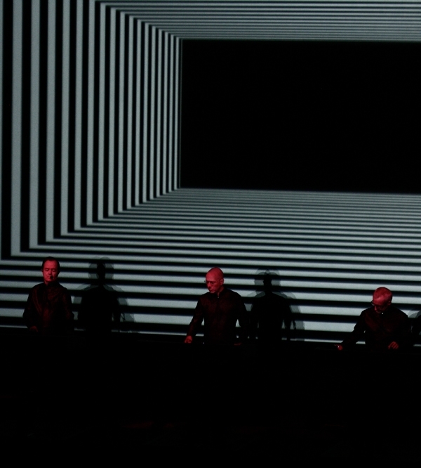 Drei Konzerte an zwei Tagen: Die Menschmaschinen stöpseln in der Alten Kongresshalle ein. – Kraftwerk.
