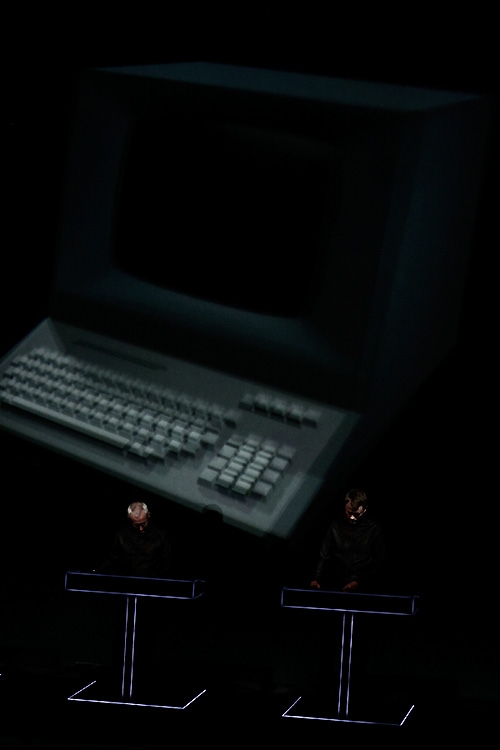 Kraftwerk – Drei Konzerte an zwei Tagen: Die Menschmaschinen stöpseln in der Alten Kongresshalle ein. – Arbeit am PC.