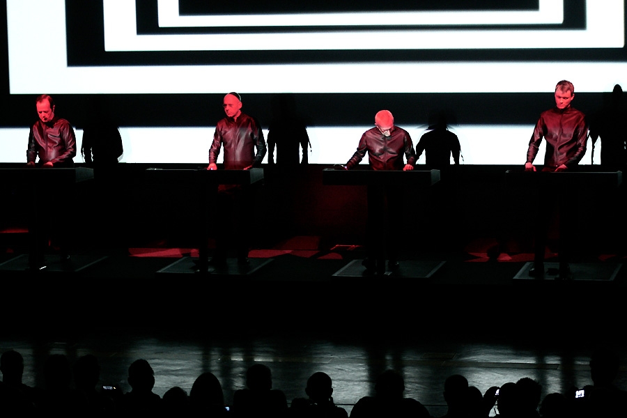 Kraftwerk – Drei Konzerte an zwei Tagen: Die Menschmaschinen stöpseln in der Alten Kongresshalle ein. – Ausverkauftes Haus in München.