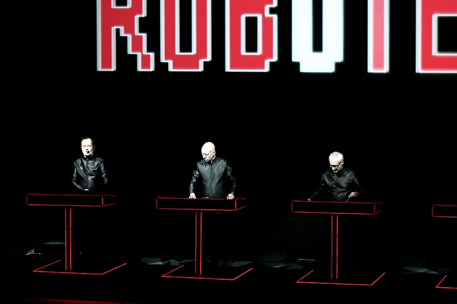 Kraftwerk – Drei Konzerte an zwei Tagen: Die Menschmaschinen stöpseln in der Alten Kongresshalle ein. – Drei der vier.