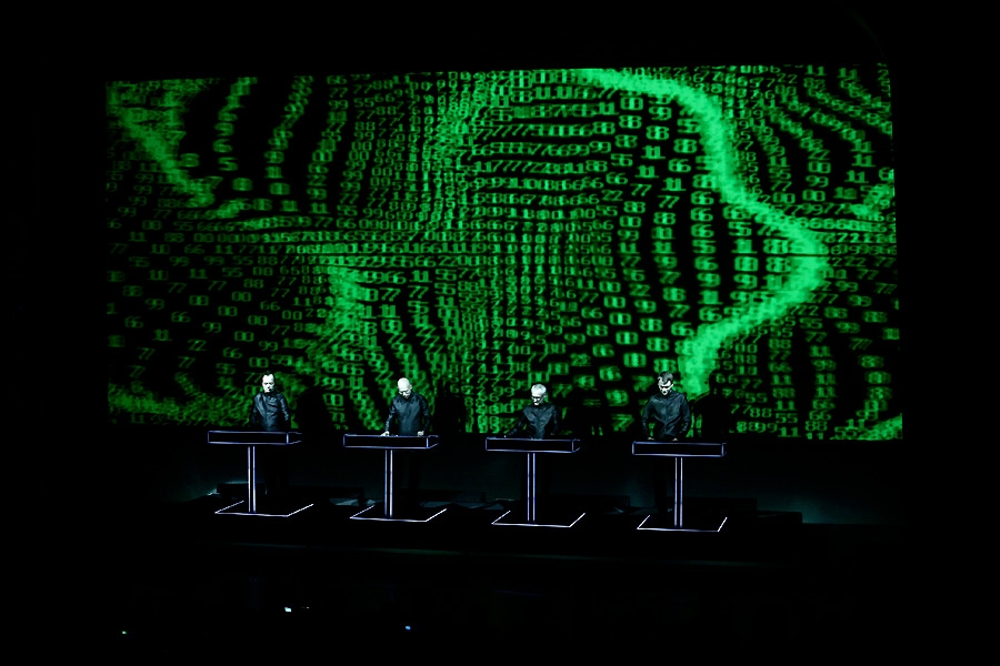 Drei Konzerte an zwei Tagen: Die Menschmaschinen stöpseln in der Alten Kongresshalle ein. – Kraftwerk in München.