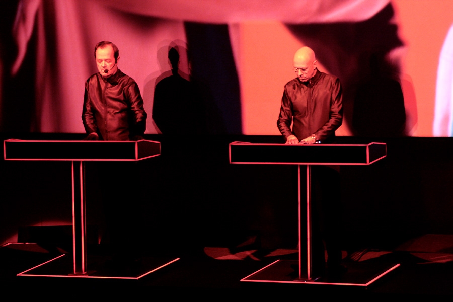 Kraftwerk – Drei Konzerte an zwei Tagen: Die Menschmaschinen stöpseln in der Alten Kongresshalle ein. – Ralf Hütter und Henning Schmitz.