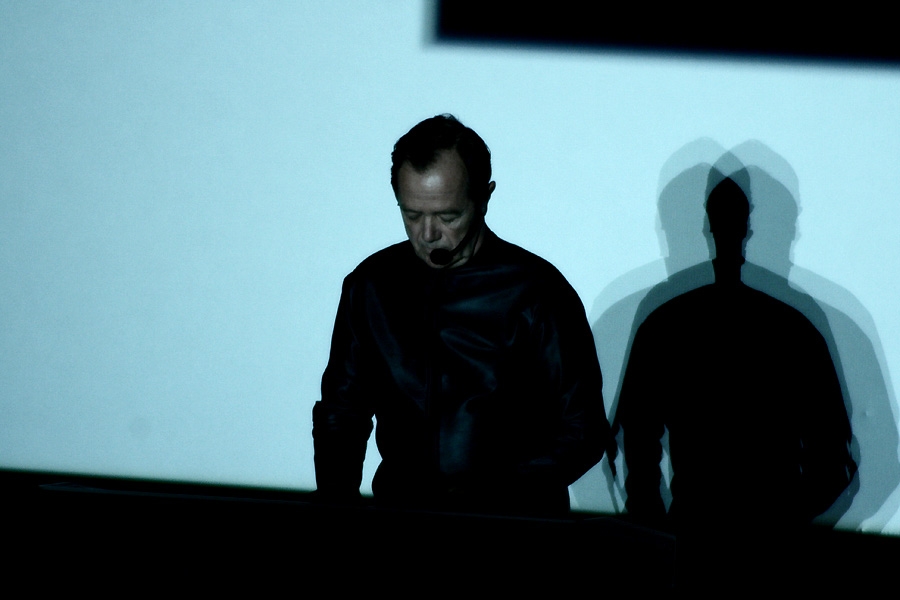 Kraftwerk – Drei Konzerte an zwei Tagen: Die Menschmaschinen stöpseln in der Alten Kongresshalle ein. – Roboterkommandant Ralf Hütter.