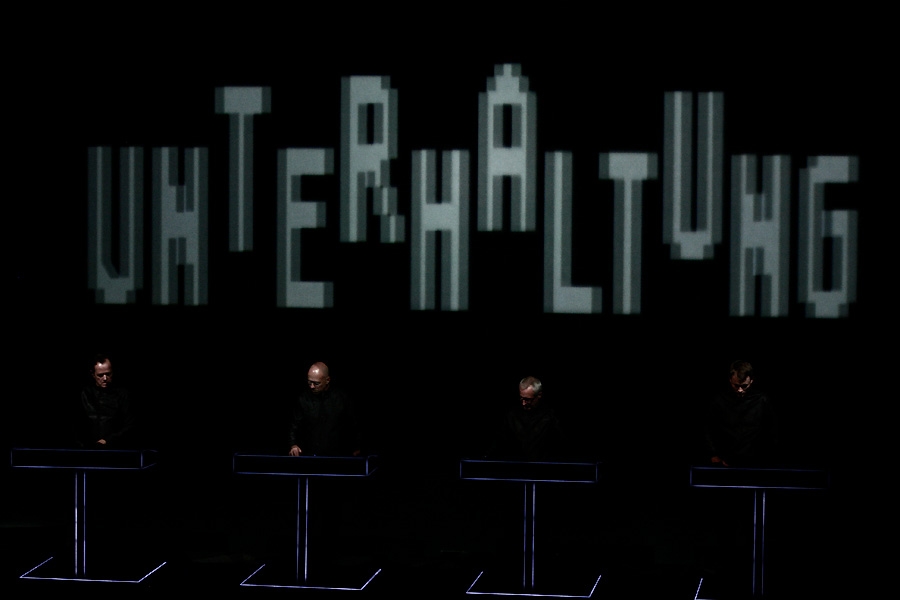 Kraftwerk – Drei Konzerte an zwei Tagen: Die Menschmaschinen stöpseln in der Alten Kongresshalle ein. – Um was es geht?