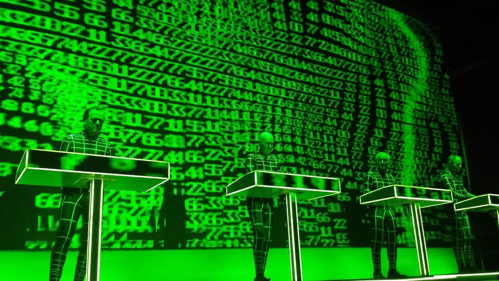 Kraftwerk zu Gast in Mies Van der Rohes Glaskasterl. – 1,2,3,4,5,6,7,8 ... one, two!