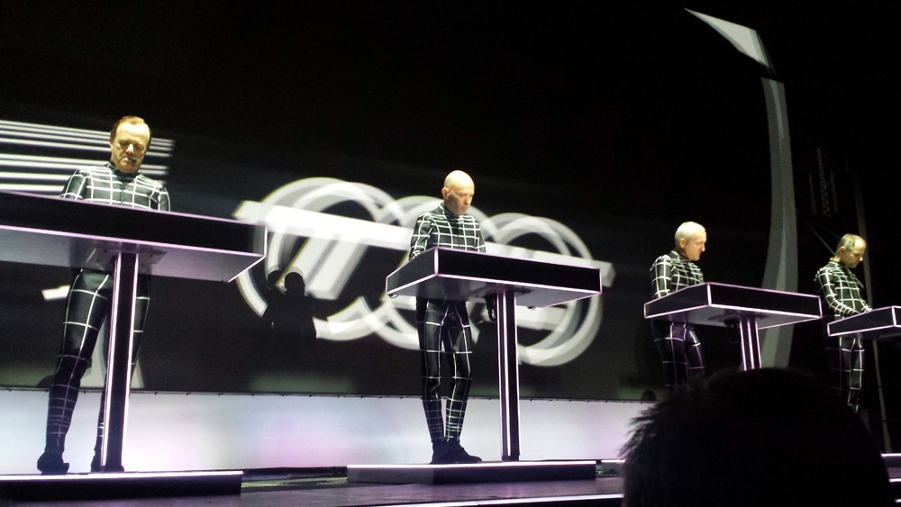 Kraftwerk zu Gast in Mies Van der Rohes Glaskasterl. – Der Abend stand unter dem Motto "Trans Europa Express".
