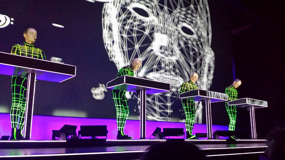 Kraftwerk zu Gast in Mies Van der Rohes Glaskasterl. – "Boing Boom Tschak".