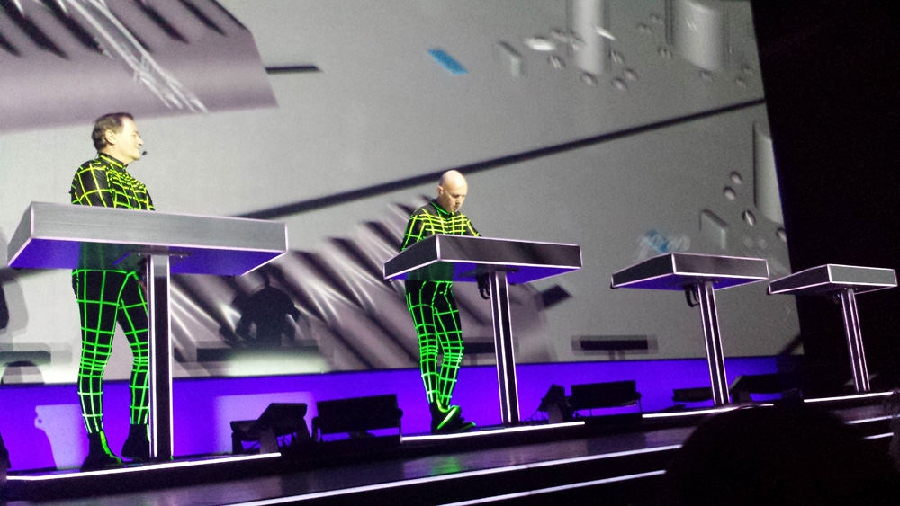 Kraftwerk zu Gast in Mies Van der Rohes Glaskasterl. – Und irgendwann war dann doch Schluss.