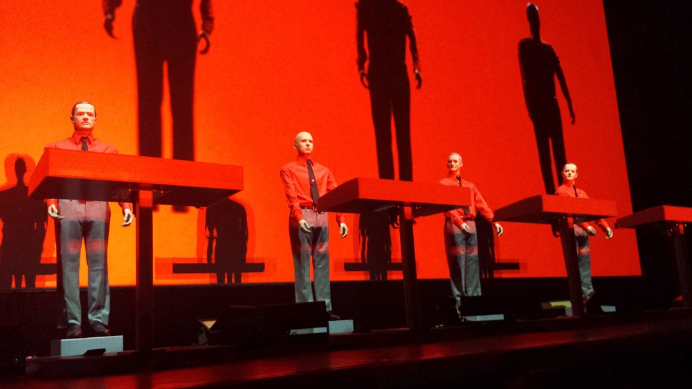 Kraftwerk zu Gast in Mies Van der Rohes Glaskasterl. – "Jetzt wolln wir tanzen Mekanik".