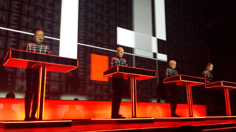 Kraftwerk zu Gast in Mies Van der Rohes Glaskasterl. – Die Mensch Maschine.