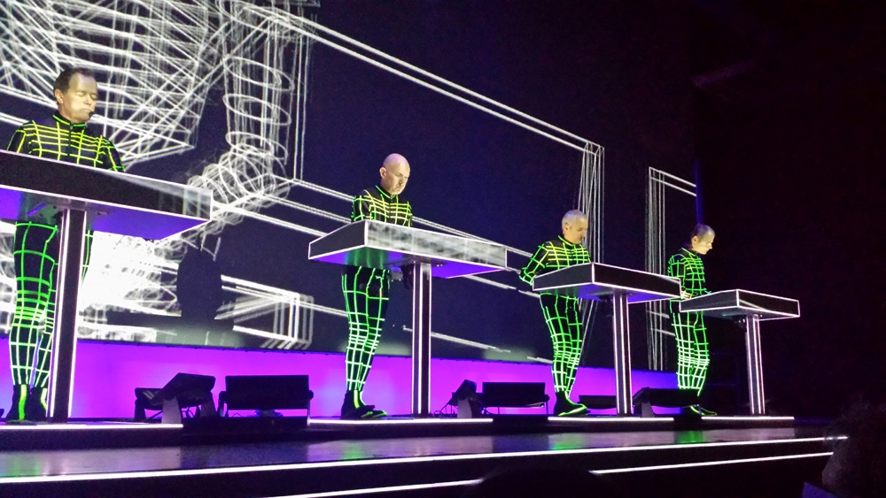 Kraftwerk zu Gast in Mies Van der Rohes Glaskasterl. – "Music Non Stop".
