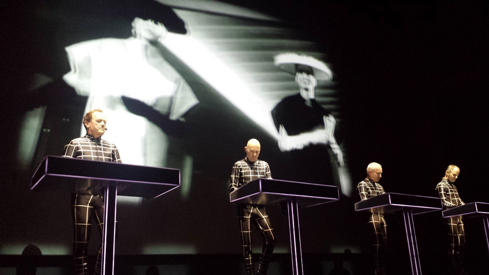 Kraftwerk zu Gast in Mies Van der Rohes Glaskasterl. – "<i>Sie ist ein Model und sie sieht gut aus</i>".