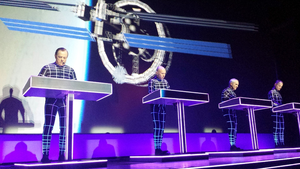 Kraftwerk zu Gast in Mies Van der Rohes Glaskasterl. – Das "Spacelab". Eine der beeindruckendsten 3D-Projektionen.