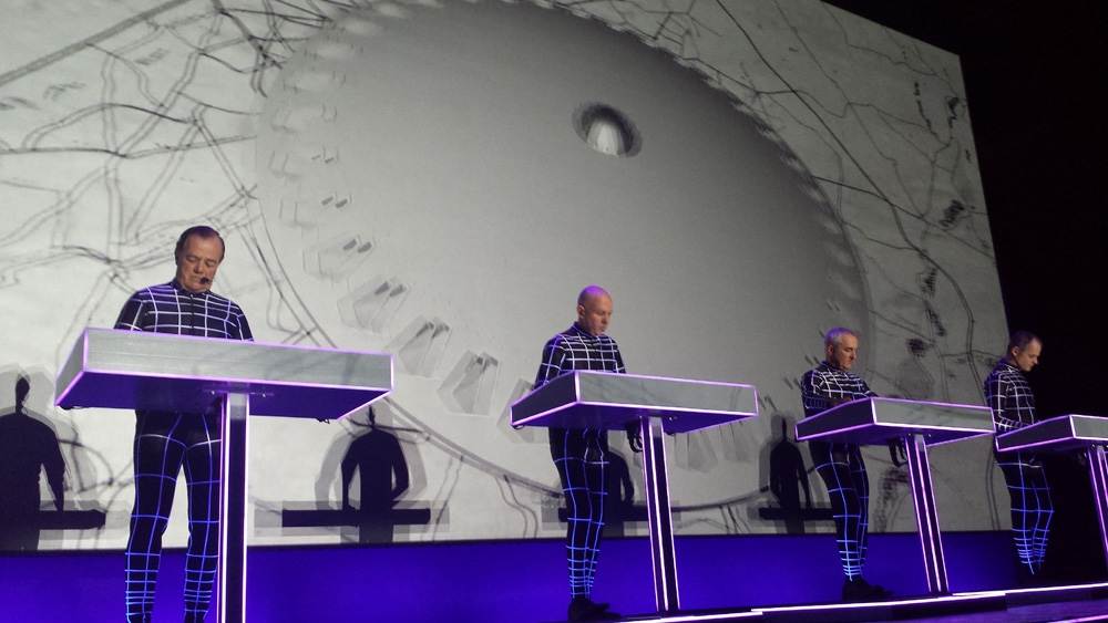 Kraftwerk zu Gast in Mies Van der Rohes Glaskasterl. – UFO im Anflug!