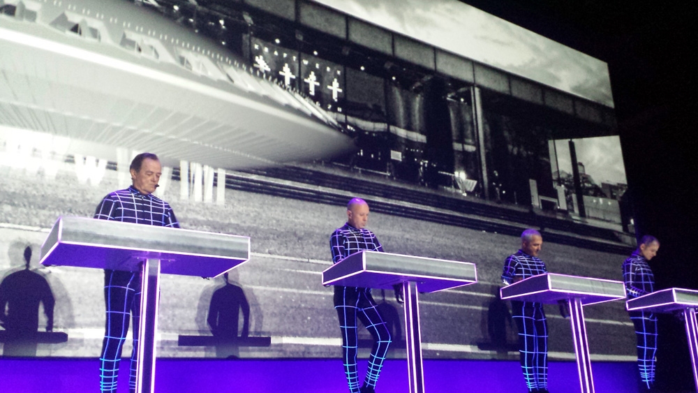 Kraftwerk zu Gast in Mies Van der Rohes Glaskasterl. – Die Untertasse landet genau vor der Nationalgalerie.
