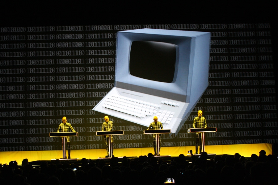 Kraftwerk gratulieren zum 25-jährigen Jubiläum der Institution. – Computerwelt.