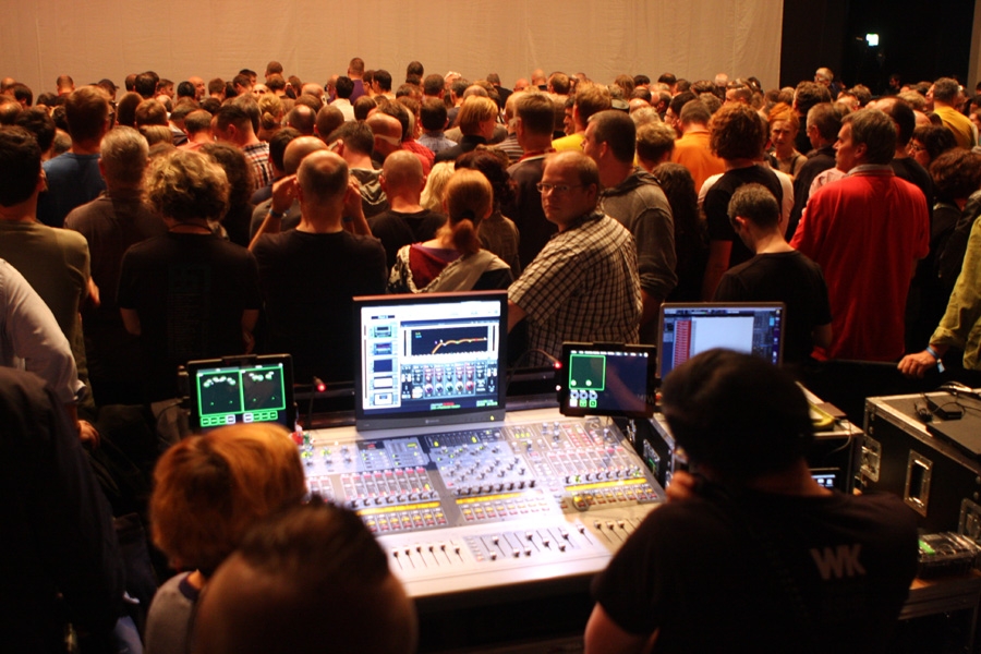 Kraftwerk gratulieren zum 25-jährigen Jubiläum der Institution. – Gespannte Erwartung.