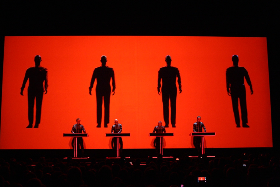 Kraftwerk gratulieren zum 25-jährigen Jubiläum der Institution. – Im Schatten.