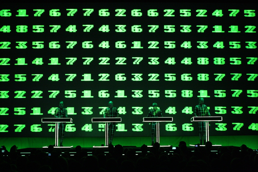 Kraftwerk gratulieren zum 25-jährigen Jubiläum der Institution. – Nummern.