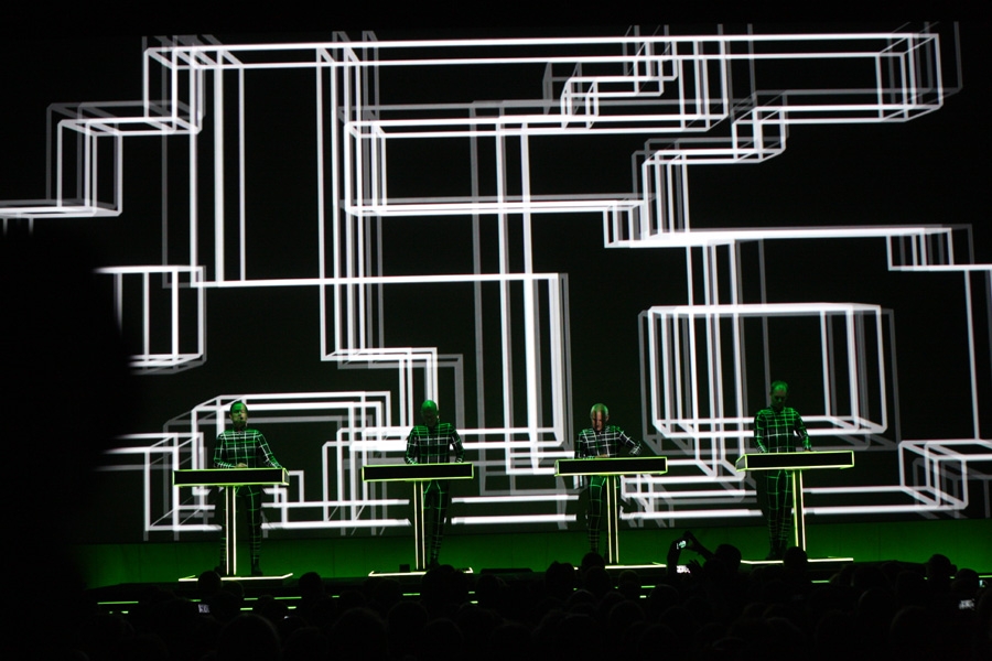 Kraftwerk gratulieren zum 25-jährigen Jubiläum der Institution. – Nummern.