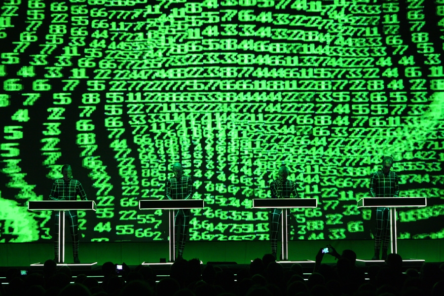 Kraftwerk gratulieren zum 25-jährigen Jubiläum der Institution. – Nummern.