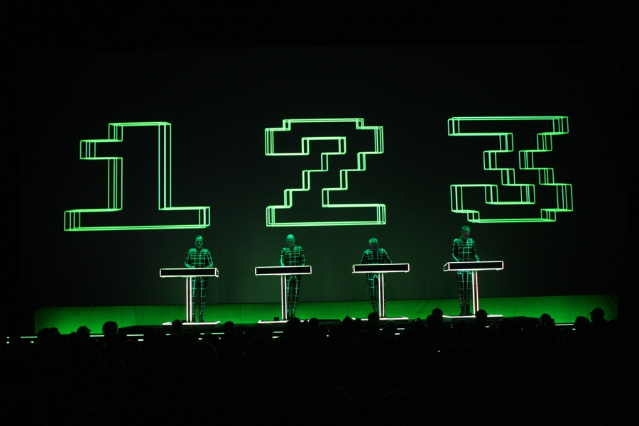 Kraftwerk gratulieren zum 25-jährigen Jubiläum der Institution. – Nummern.