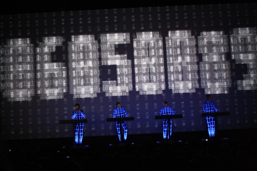 Kraftwerk gratulieren zum 25-jährigen Jubiläum der Institution. – Nummern.
