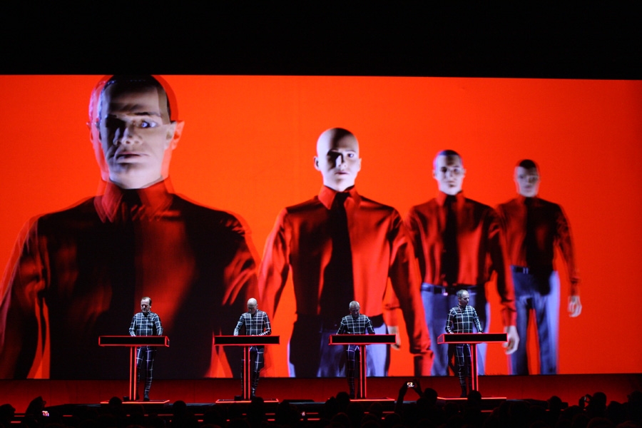 Kraftwerk gratulieren zum 25-jährigen Jubiläum der Institution. – Die Roboter..