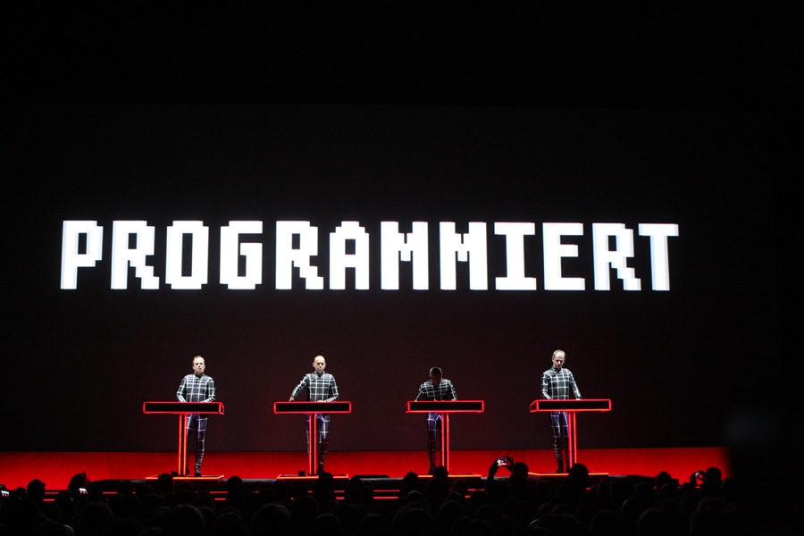 Kraftwerk gratulieren zum 25-jährigen Jubiläum der Institution. – Die Roboter.