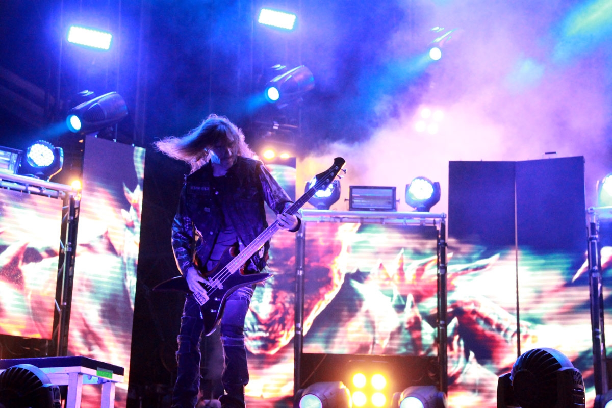 Mit fetter visueller Untermalung. – Kreator