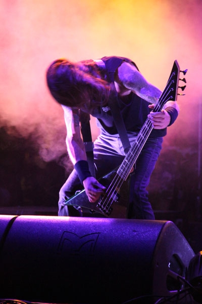 Auch mit geborgtem Equipment eine absolute Macht. – Kreator