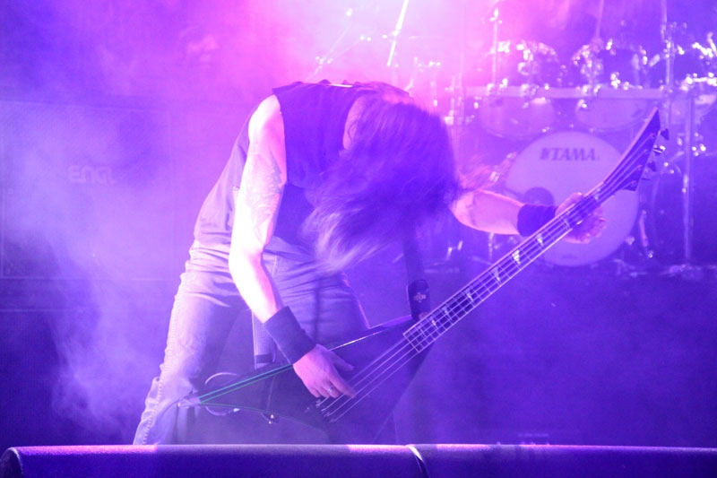 Auch mit geborgtem Equipment eine absolute Macht. – Kreator