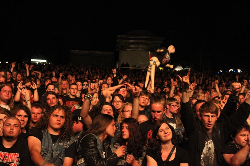 Auch mit geborgtem Equipment eine absolute Macht. – Kreator