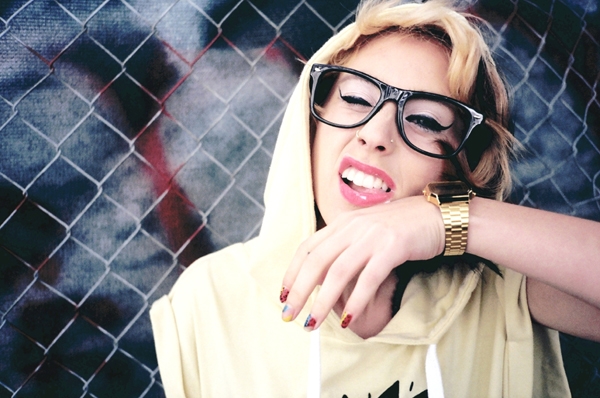 Kreayshawn – Mit Ghetto-Klunker und Nerdbrille. – Mund abwischen nicht vergessen.