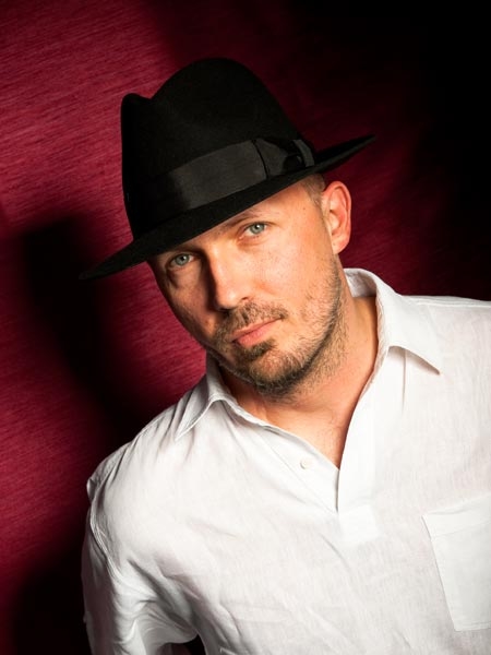 Kroke – 2009 erscheint mit "Out Of Sight" ein Meisterwerk der Nigel Kennedy-Kollaborateure. – Tomasz Kukurba (Bratsche, Geige) und ...