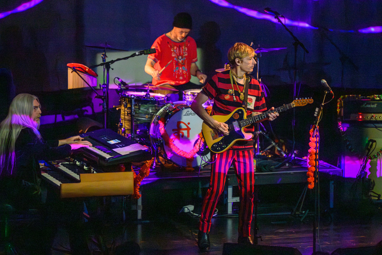 Shangri-La in Neukölln: Die Londoner Band mit dem neuen Album "Wormslayer" auf Tour. – Kula Shaker.