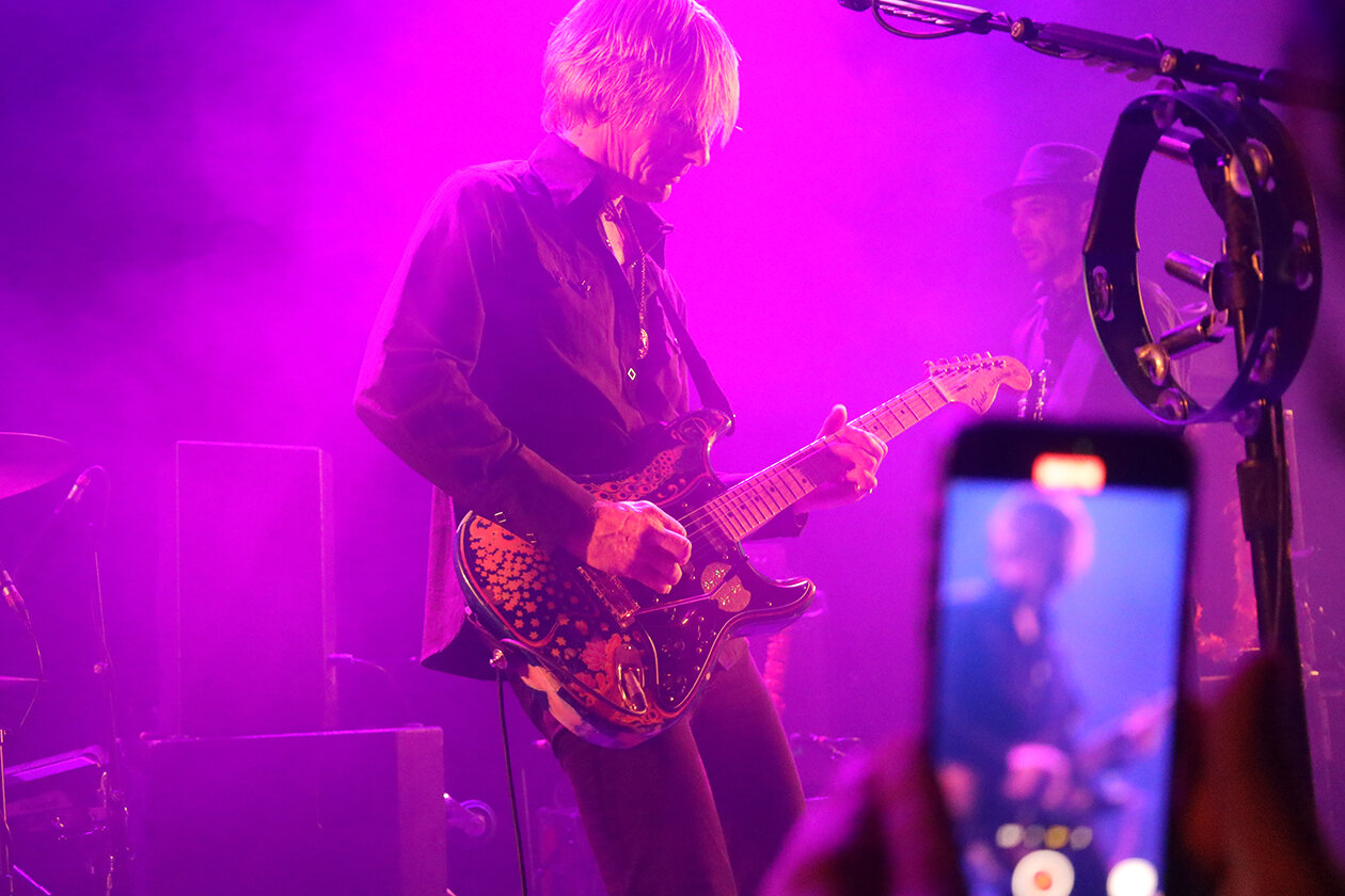 Kula Shaker – Die beste Hippie-Band des Britpops live! – Ein gut aussehender Mann: Crispian Mills.