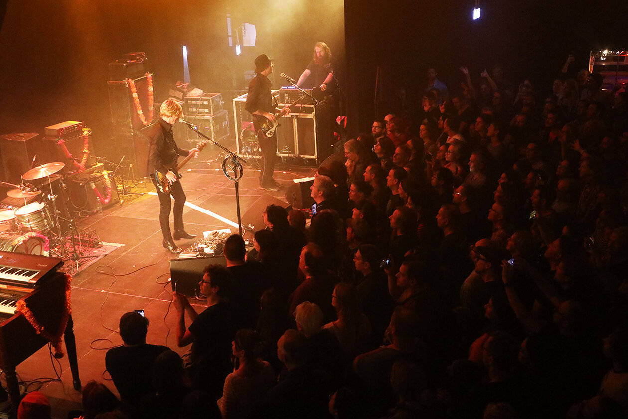 Die beste Hippie-Band des Britpops live! – Hey Dudes! Kula Shaker von oben.
