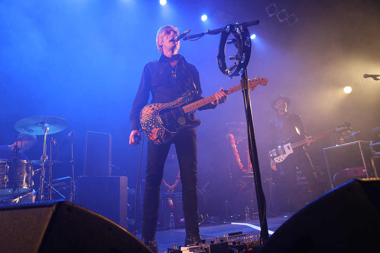 Die beste Hippie-Band des Britpops live! – Zwischen den Boxen: Crispian Mills/Kula Shaker.
