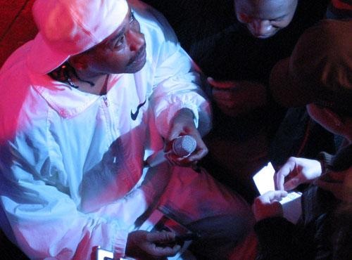 27 Jahre nach der Unterzeichnung des ersten Majorlabel-Vertrags eines Rappers lässt Kurtis Blow die Old School wieder aufleben. – Ein Bad in der Menge...