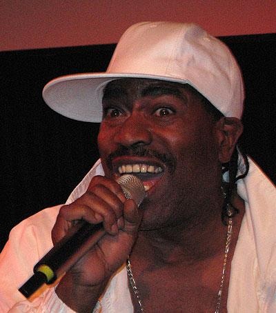 27 Jahre nach der Unterzeichnung des ersten Majorlabel-Vertrags eines Rappers lässt Kurtis Blow die Old School wieder aufleben. – "'Cause I'm Kurtis Blow and..."