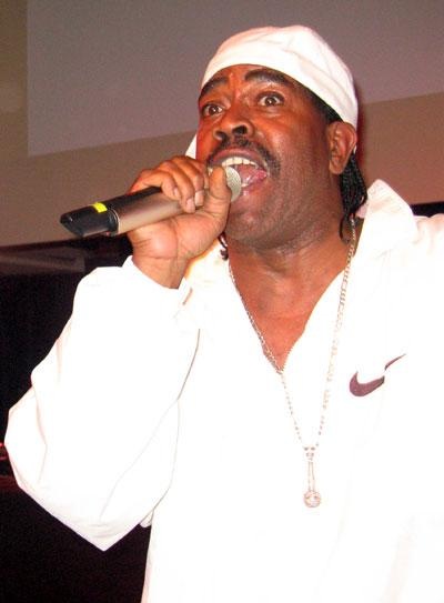27 Jahre nach der Unterzeichnung des ersten Majorlabel-Vertrags eines Rappers lässt Kurtis Blow die Old School wieder aufleben. – "Clap your hands everybody. If you got what it takes..."