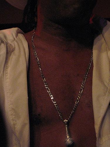 27 Jahre nach der Unterzeichnung des ersten Majorlabel-Vertrags eines Rappers lässt Kurtis Blow die Old School wieder aufleben. – Das goldene Mikro geht an...